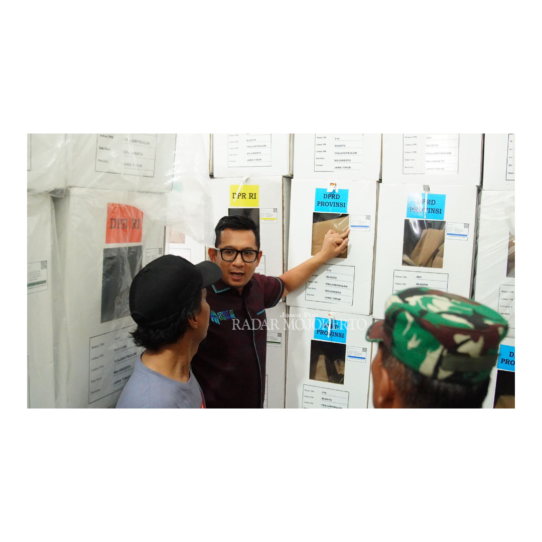 LENGKAP: Pj Wali Kota Moh. Ali Kuncoro bersama Kapolres Mojokerto Kota AKBP Daniel S. Marunduri didampingi Ketua KPU Saiful Amin meninjau gudang logistik pemilu di Jalan Mojopahit, Sabtu (24/2/2024).