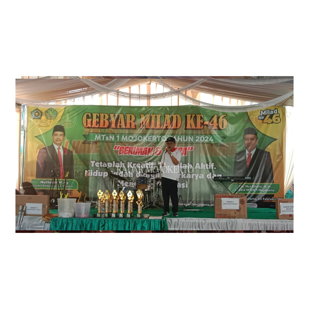 BAGI-BAGI REZEKI: Kepala MTsN 1 Mojokerto Nur Kholis mengumumkan pemenang olimpiade sekaligus berbagi doorprize.