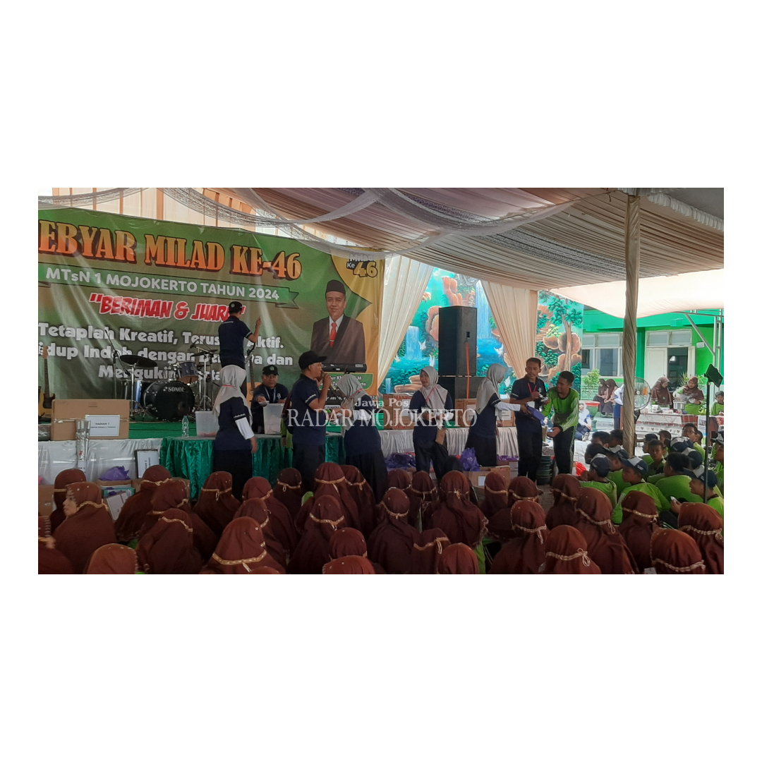 MERIAH: Suasana perayaan Milad 46 Tahun MTsN 1 Mojokerto yang menggelar dua kegiatan sekaligus dua tema.