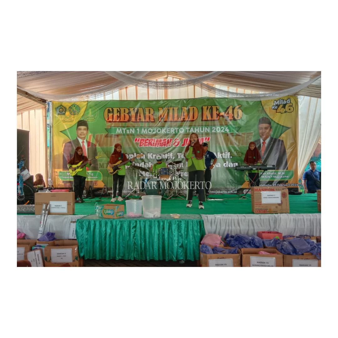 MERIAH: Suasana perayaan Milad 46 Tahun MTsN 1 Mojokerto yang menggelar dua kegiatan sekaligus dua tema.