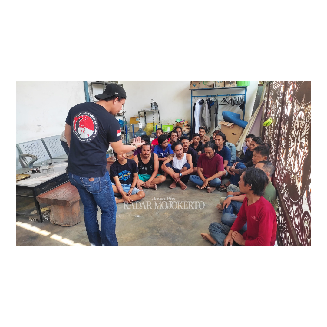 DIKEMBANGKAN: Petugas Satresnarkoba Polres Mojokerto memberi arahan para pemakai dan pengedar narkoba saat dikeler ke Kantor BNNK Mojokerto untuk diasesmen, Kamis (22/2).