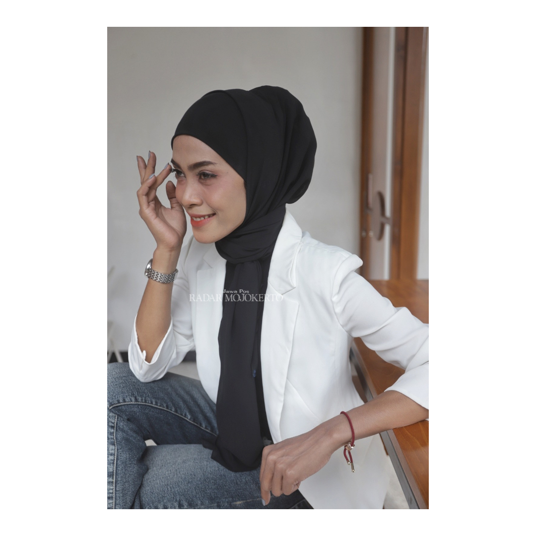 CANTIK: Dengan bahan yang bagus, pashmina bisa dibentuk dengan model sesuai selera pemakainya.