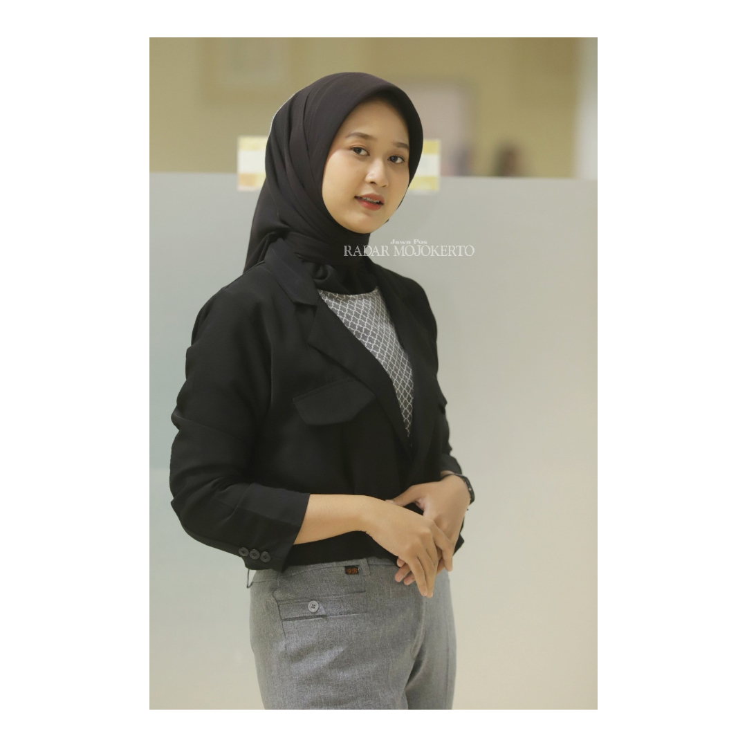 CANTIK: Dengan bahan yang bagus, pashmina bisa dibentuk dengan model sesuai selera pemakainya.