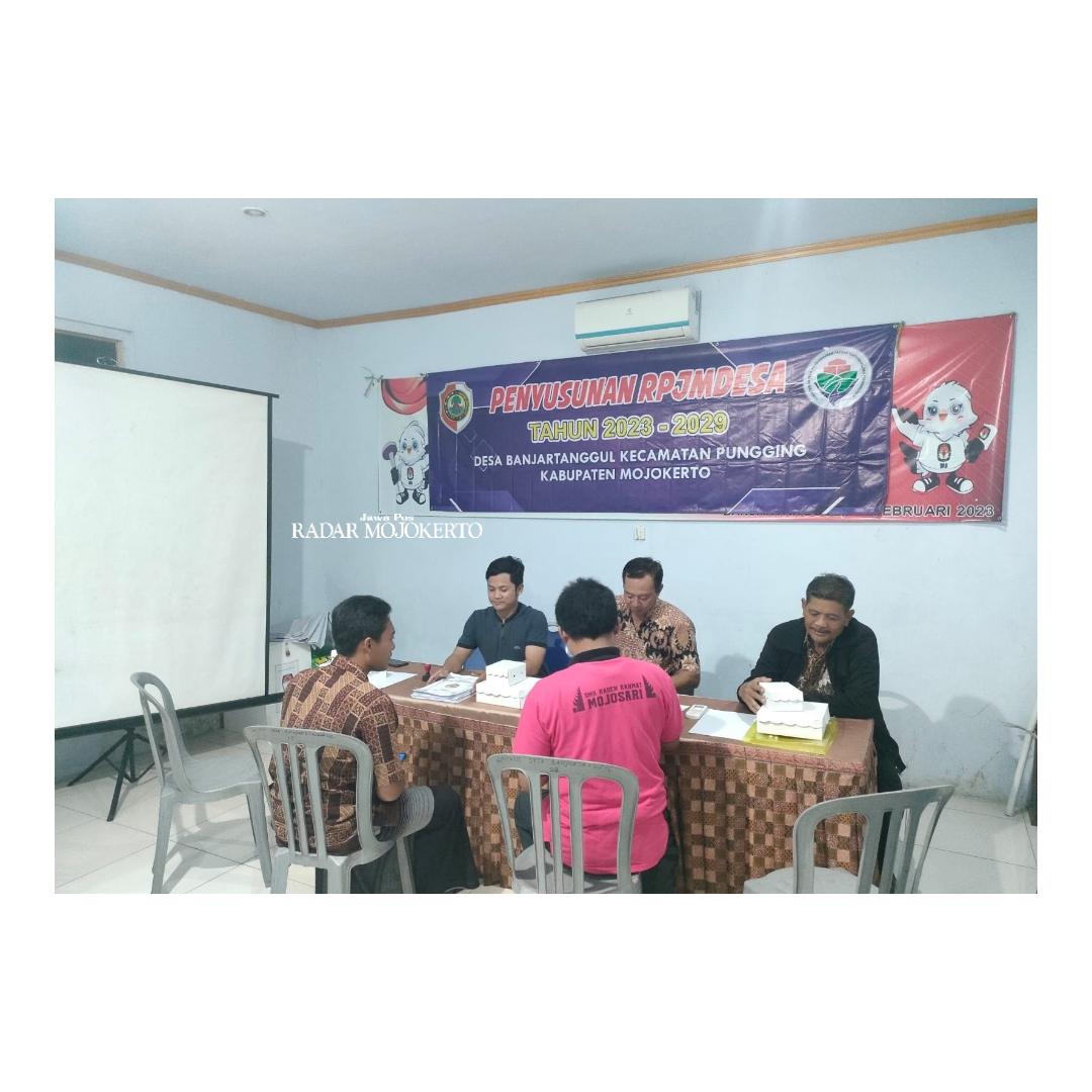 SUSUN KONSEP: Kades Banjartanggul Fendik Edi Sutrisno (dua dari kiri) saat memimpin rapat RPJM Desa Tahun 2023&ndash;2029 di balai desa.