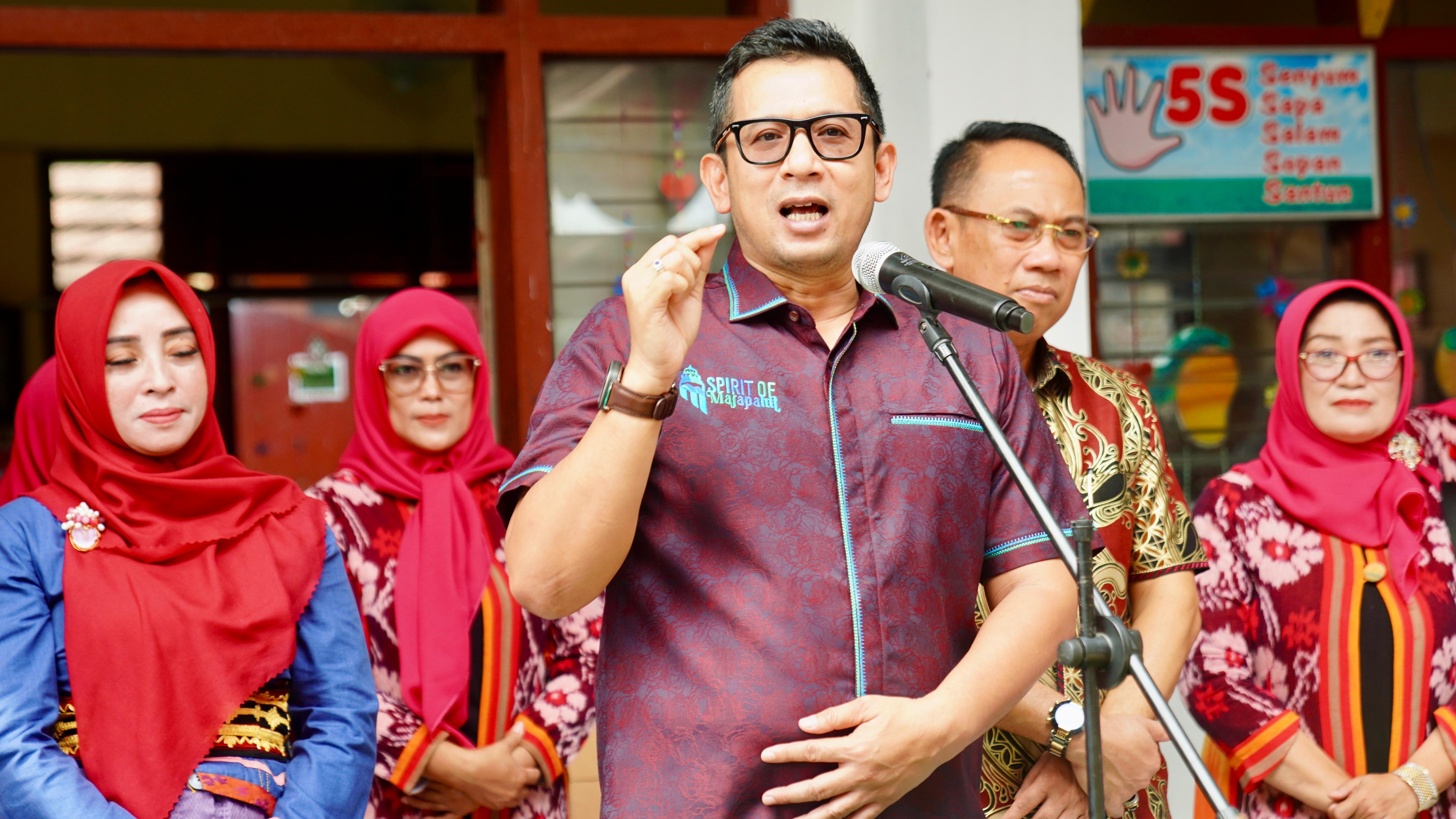 BERI ARAHAN: Pj Wali Kota Mojokerto Moh. Ali Kuncoro saat memberikan sambutan di hadapan siswa TK dan KB Pertiwi.