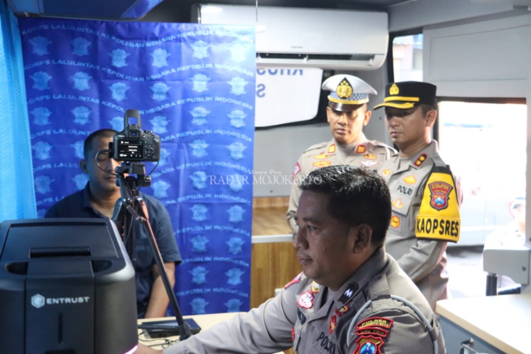 CEPAT: Kapolres Mojokerto Kota AKBP Daniel S. Marunduri selepas meresmikan layanan anyar Bus Sim Keliling di Mapolres Kota, Senin (26/2/2024).