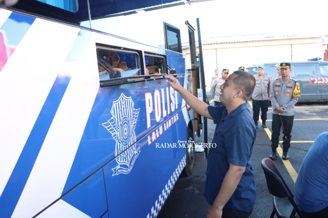 RESMI: Kapolres Mojokerto Kota AKBP Daniel S.Marunduri menyaksikan pemohon SIM mengakses layanan bus SIM Keliling Satlantas Polres Mojokerto usai diresmikan, Senin (26/2/2024).