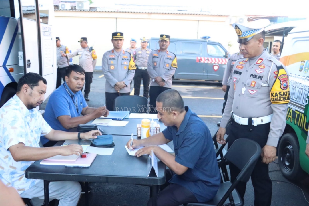 PRIMA: Kasatlantas Polres Mojokerto Kota AKP Sudirman SH.MH memandu pemohon SIM di layanan baru Bus SIM Keliling, Senin (26/2/2024).