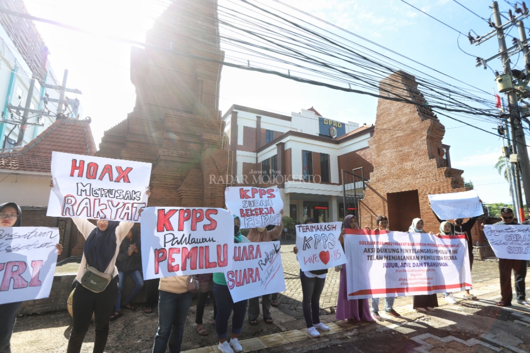 UNJUK RASA: Massa yang mengatasnamakan Solidaritas Masyarakat Kabupaten Mojokerto Berdaulat (SMKMB) berunjuk rasa di depan kantor Bupati Mojokerto Jalan Ahmad Yani, Kota Mojokerto, Senin (26/2/2024).