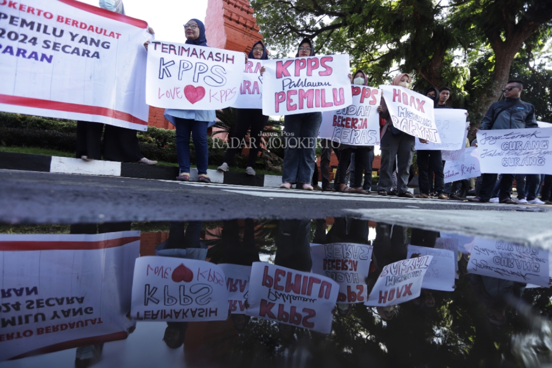 AKSI JALAN: Massa yang mengatasnamakan Solidaritas Masyarakat Kabupaten Mojokerto Berdaulat (SMKMB) berunjuk rasa di depan kantor Bupati Mojokerto Jalan Ahmad Yani, Kota Mojokerto, Senin (26/2/2024).