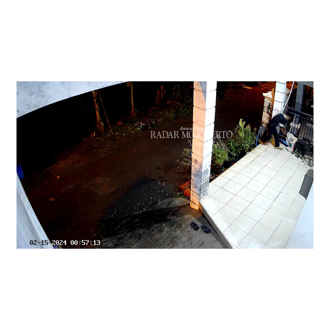 TERSOROT: Aksi maling menggondol akuarium milik warga di Desa Jasem, Kecamatan Ngoro, terekam kamera pengawas.
