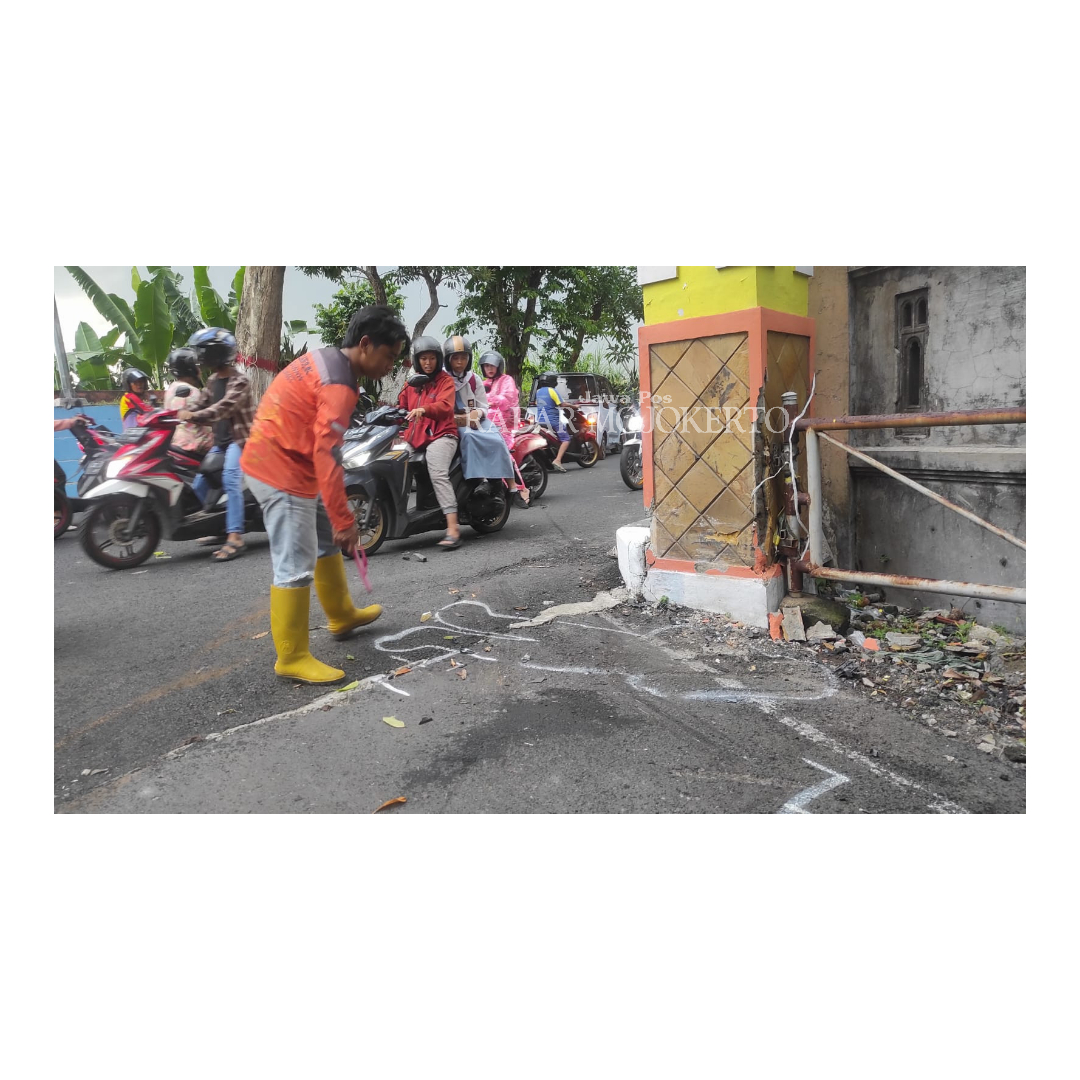 LOKASI KEJADIAN: Area bekas ditemukannya korban meninggal Khoirul Anam, 40, petugas kebersihan Dinas Lingkungan Hidup (DLH) Kota Mojokerto usai ditabrak mobil listrik di depan rumah rakyat.