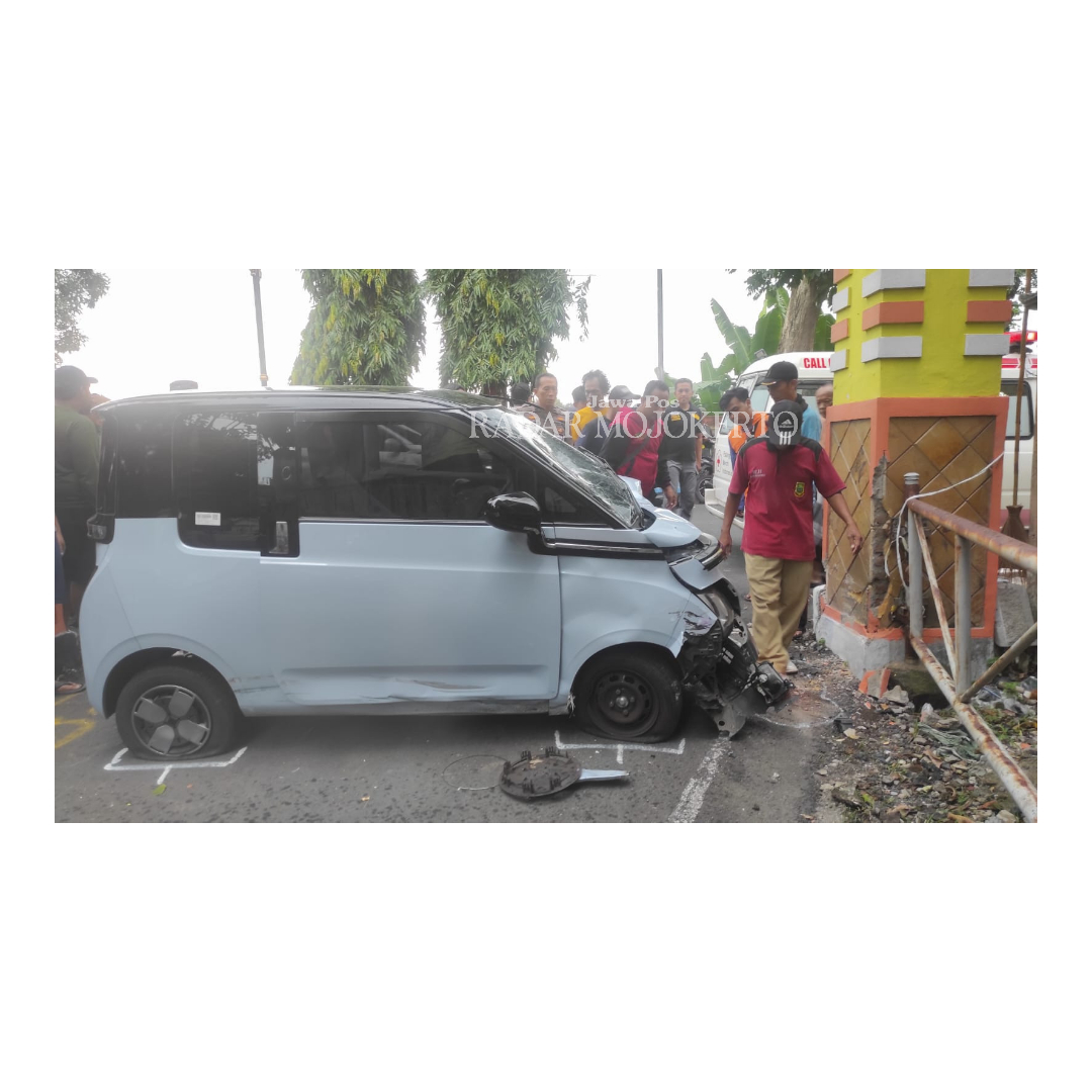 TIMBUL KORBAN: Laka lantas melibatkan mobil listrik dengan petugas kebersihan terjadi di depan Rumah Rakyat, Kota Mojokerto, Senin (26/2) sore