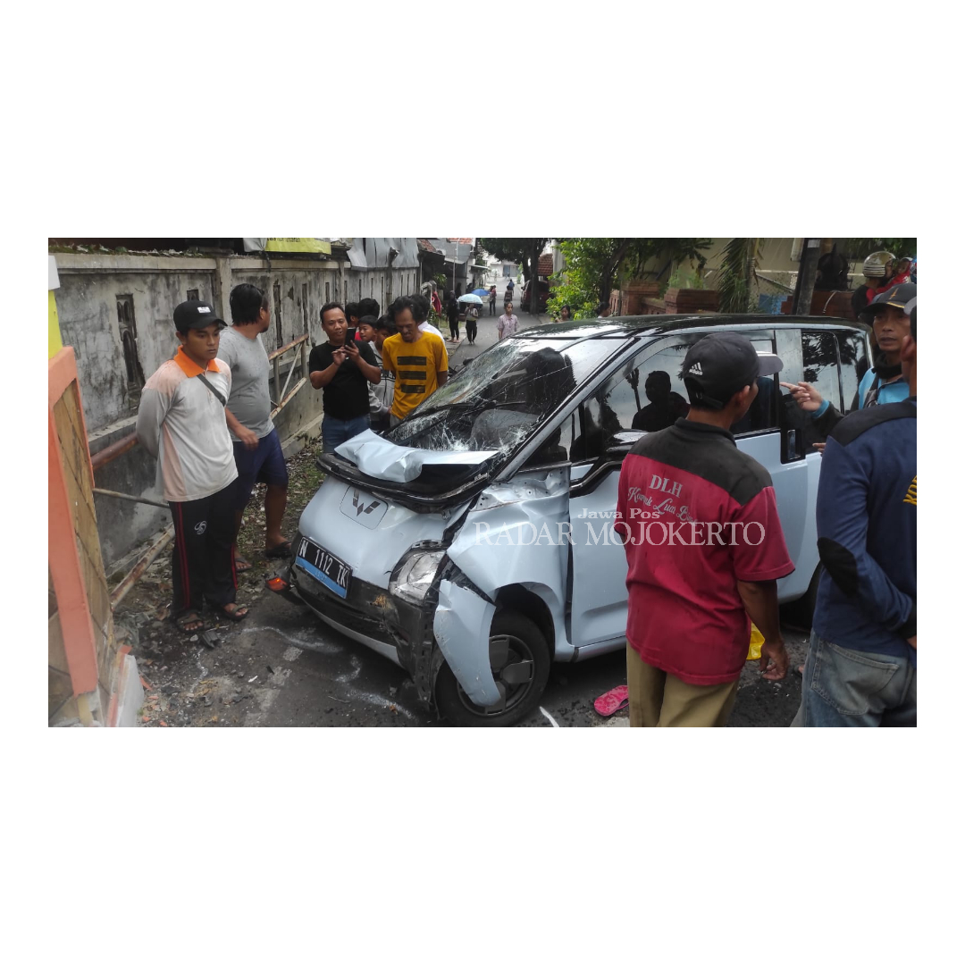 RINGSEK: Kondisi mobil listrik yang menabrak Khoirul Anam, 40, petugas kebersihan Dinas Lingkungan Hidup (DLH) Kota Mojokerto di di depan Rumah Rakyat, Kota Mojokerto, Senin (26/2/2024) sore.