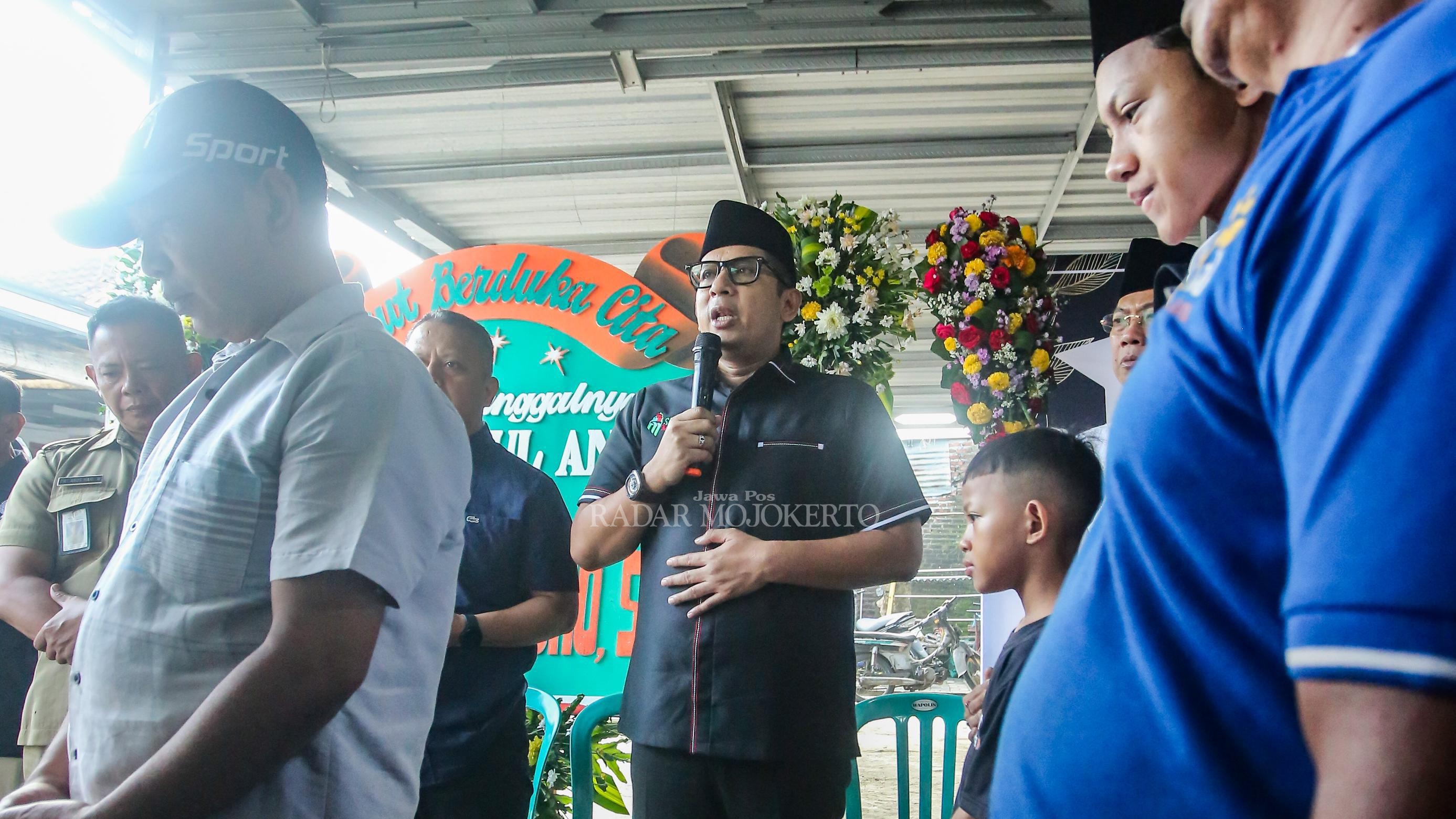 BELASUNGKAWA: Pj Wali Kota Mojokerto Moh. Ali Kuncoro saat bertakziah di rumah duka dan memberangkatkan jenazah Khoirul Anam, Selasa (27/2) pagi.&nbsp;