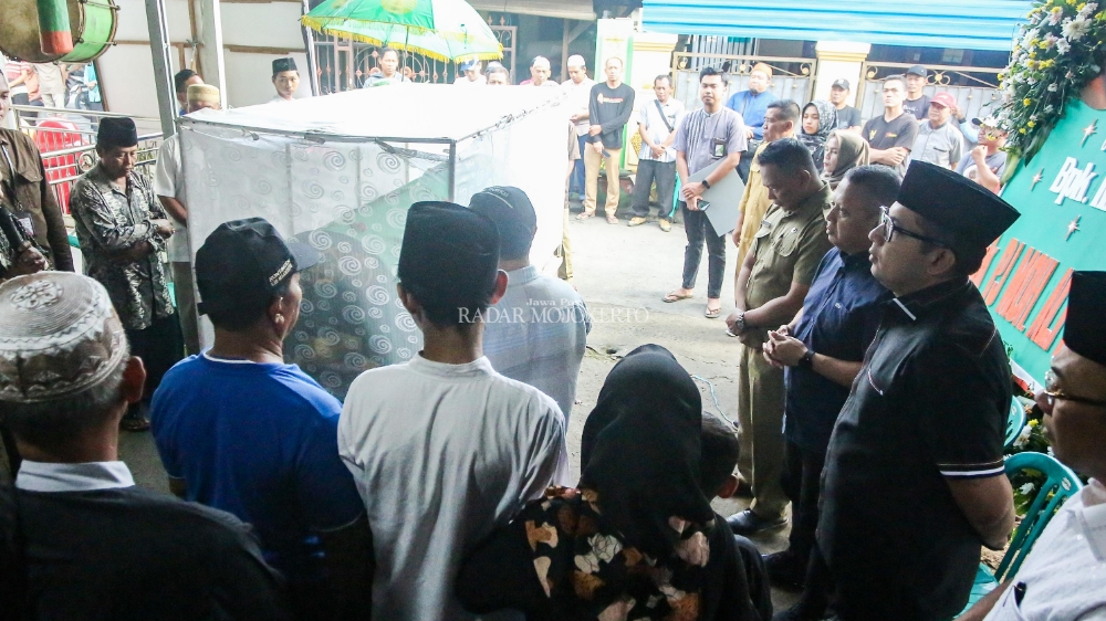 BELASUNGKAWA: Pj Wali Kota Mojokerto Moh. Ali Kuncoro saat bertakziah di rumah duka dan memberangkatkan jenazah Khoirul Anam, Selasa (27/2) pagi.&nbsp;
