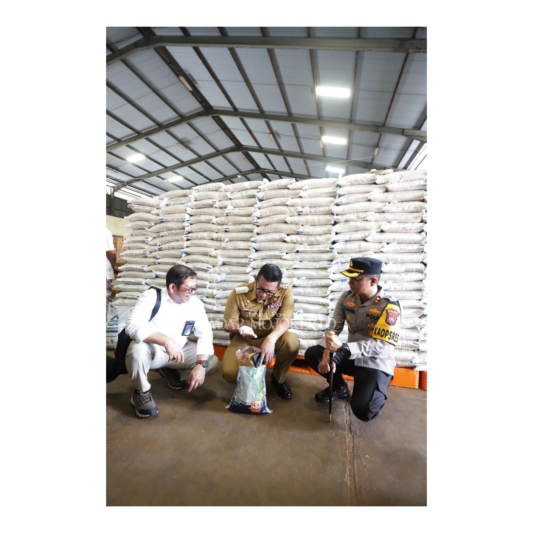 PANTAU KETERSEDIAAN: Pj Wali Kota Mojokerto Moh. Ali Kuncoro bersama jajaran forkopimda saat meninjau stok beras di gudang Bulog Cabang Surabaya Selatan, Senin (19/2).