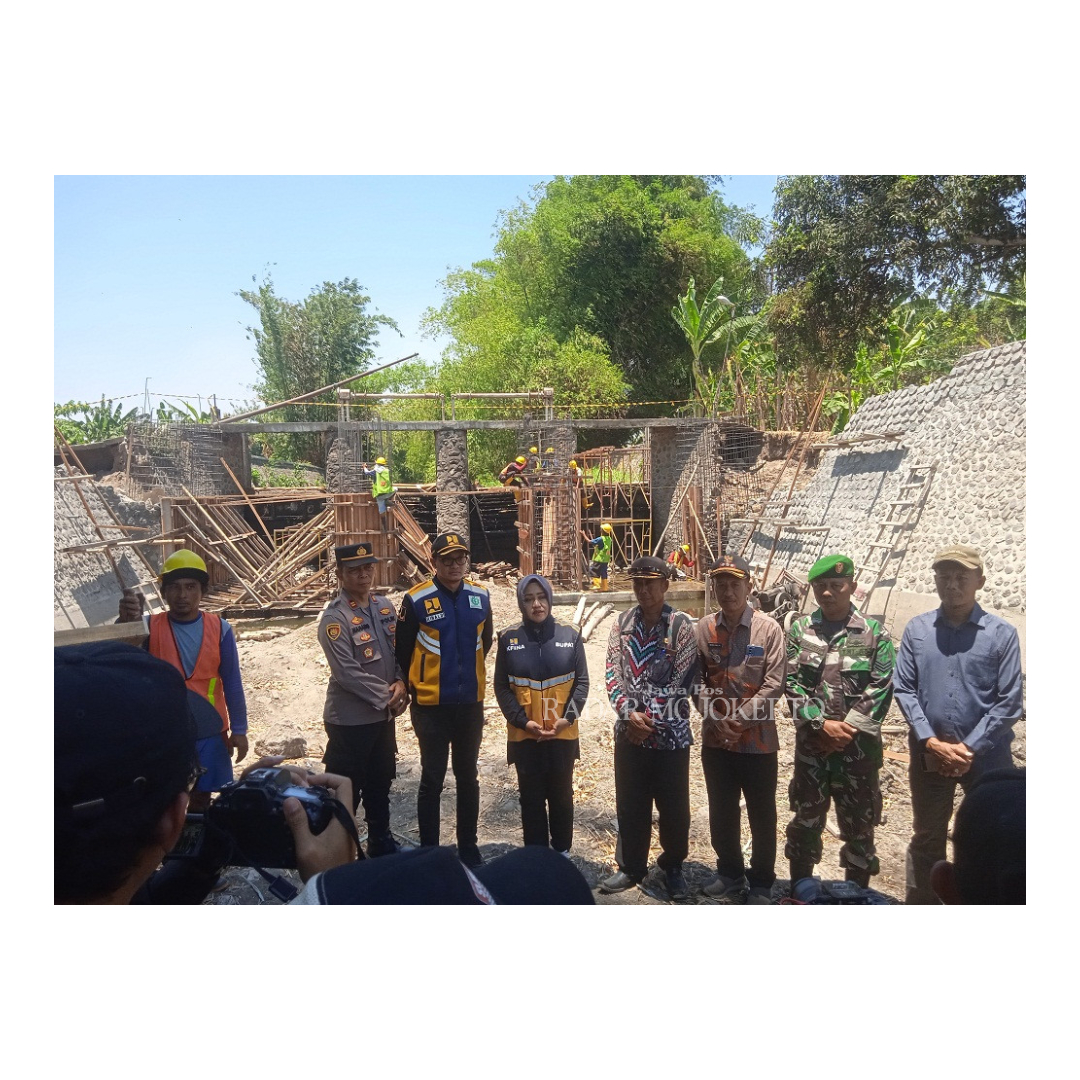 DITANGANI: Bupati Ikfina Fahmawati meninjau progres peningkatan bangunan dam Sadartengah didampingi Camat Mojoanyar Mokh. Malik beserta dinas terkait.