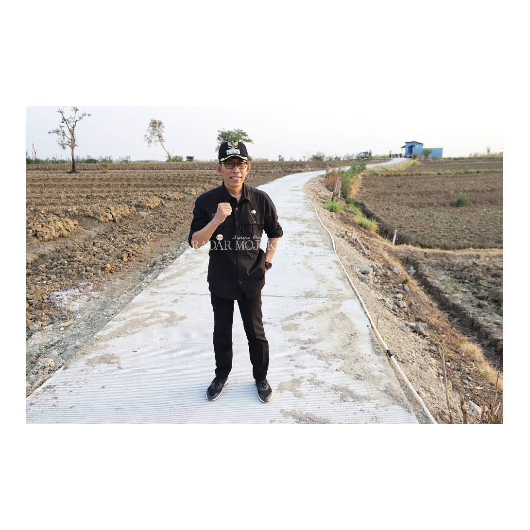 Camat Dawarblandong Akhmad Taufiq menunjukkan Jalan Usaha Tani (JUT).
