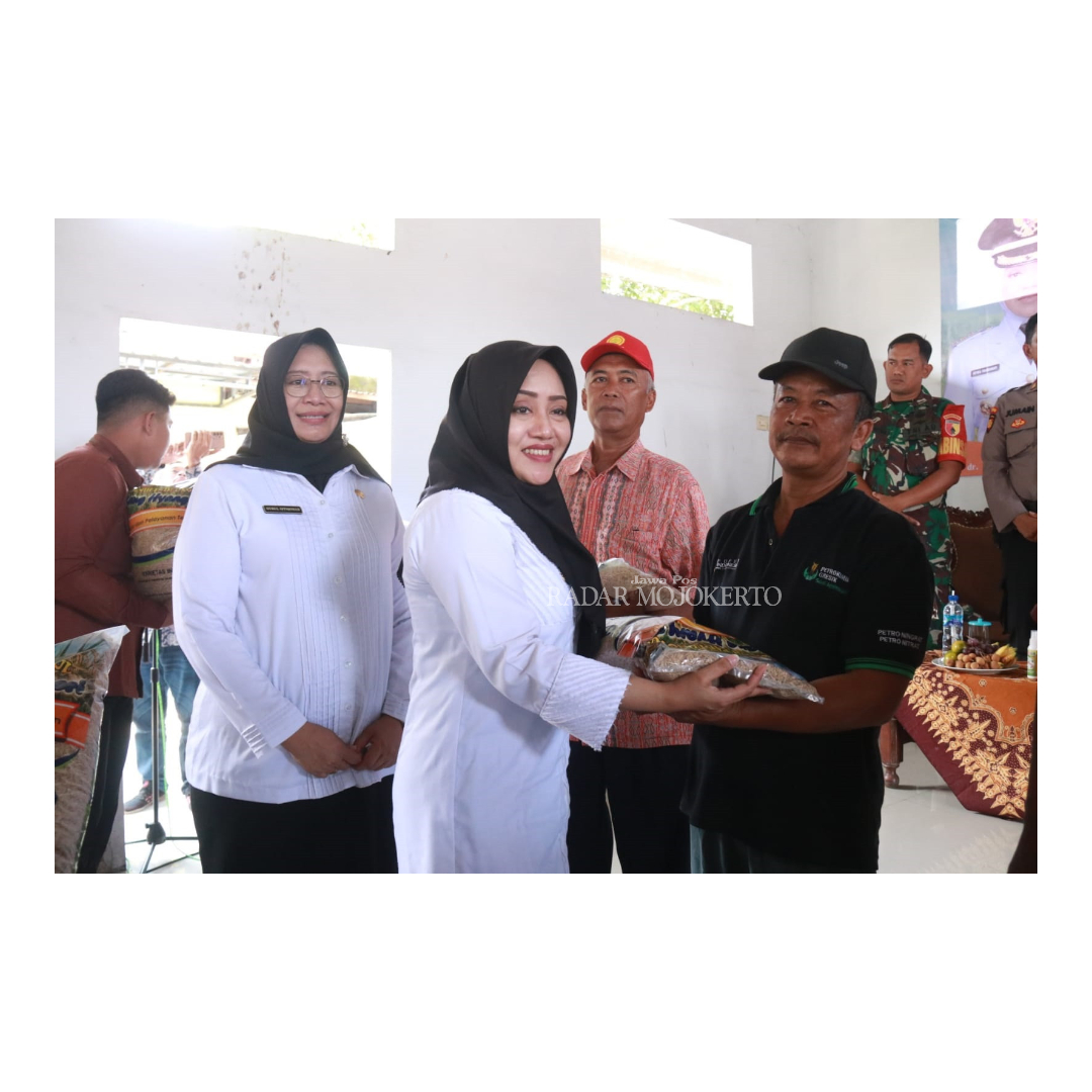 KOMITMEN: Bupati Ikfina Fahmawati menyerahkan bantuan benih kepada poktan sebagai ganti rugi dampak banjir dan percepatan peningkatan produksi.