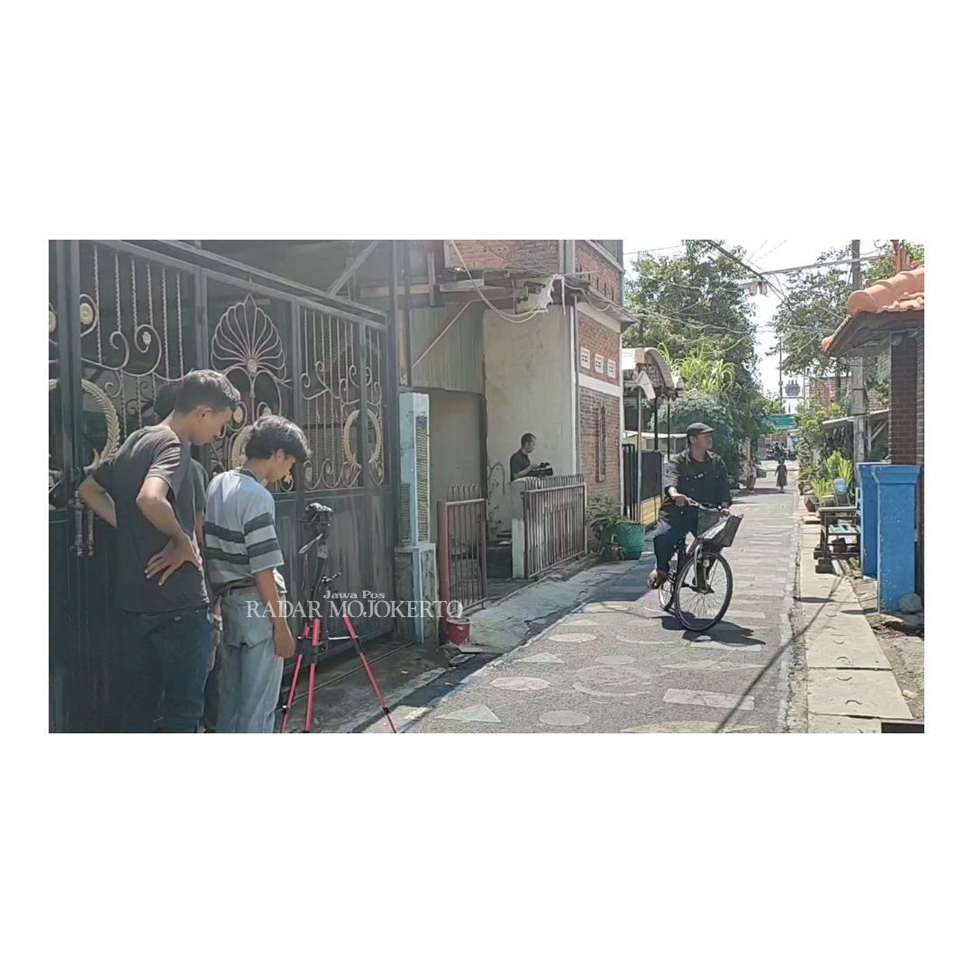 DALAMI PERAN: Suasana syuting film berjudul Mbalik yang melibatkan gabungan mahasiswa dan pelajar SMA-SMK dalam proses pembuatannya.