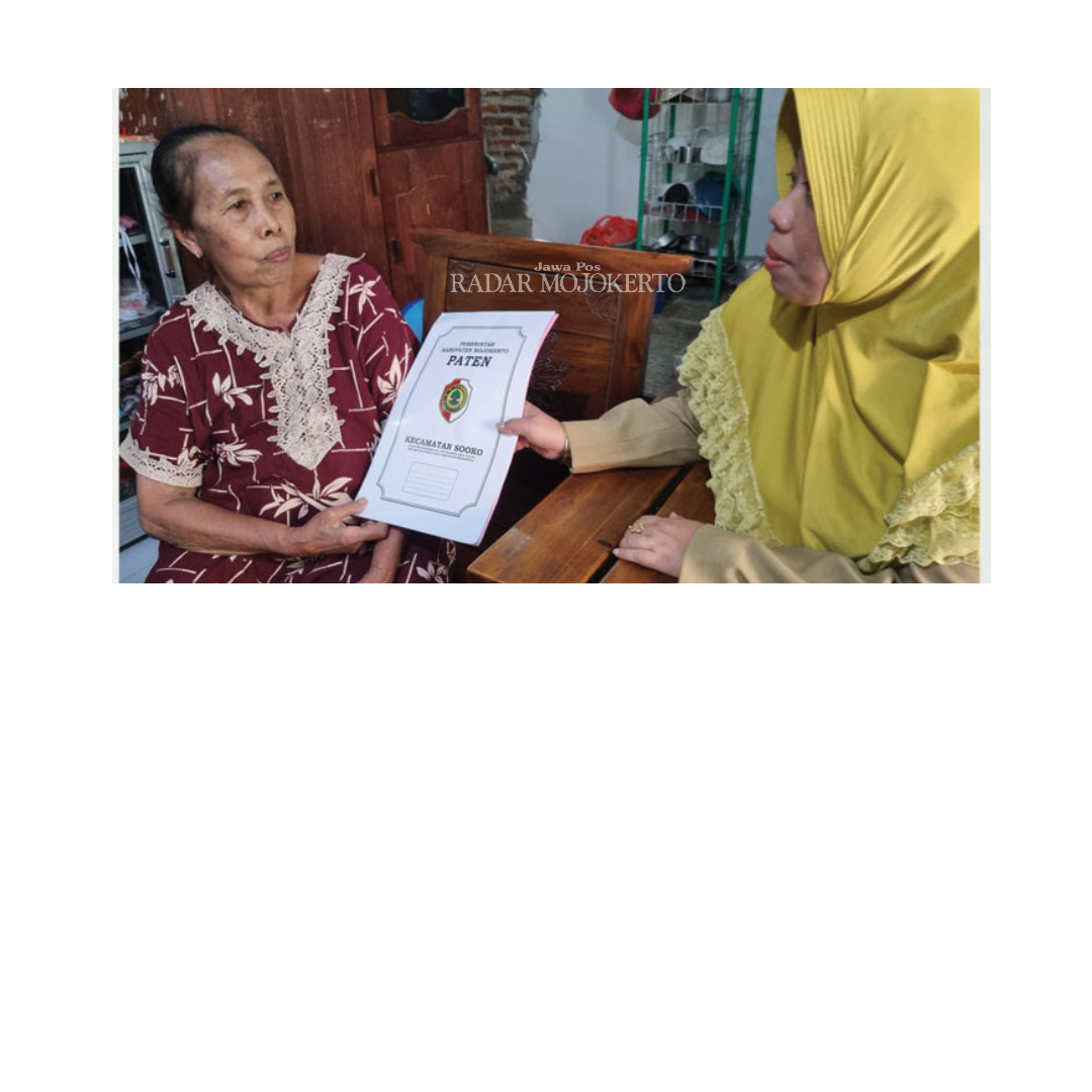 PRIMA: Salah satu staf Kecamatan Sooko mengantarkan berkas kepengurusan administrasi secara langsung ke rumah masyarakat.