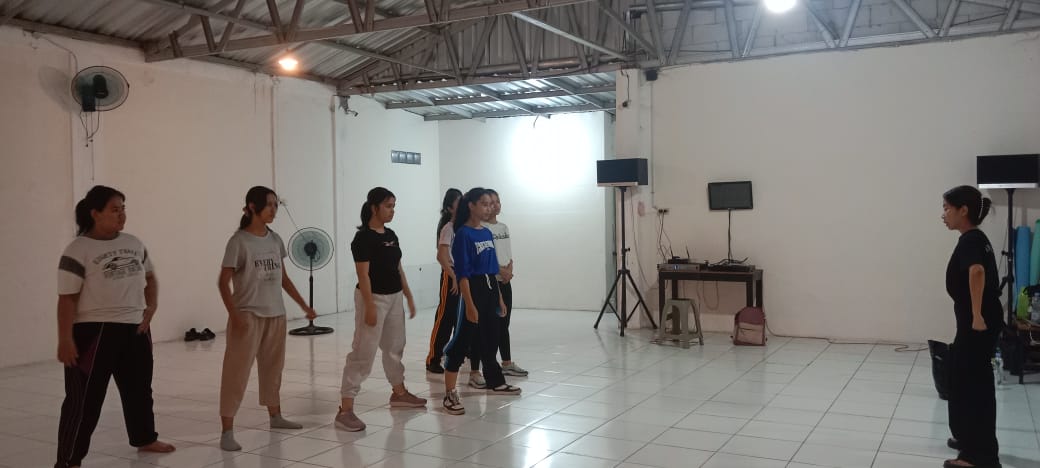 SEMANGAT: Suasana latihan dance di Sanggar Tropodo Bullinery di Jalan Tropodo, Kecamatan Magersari, Kota Mojokerto, Rabu (28/2) malam.