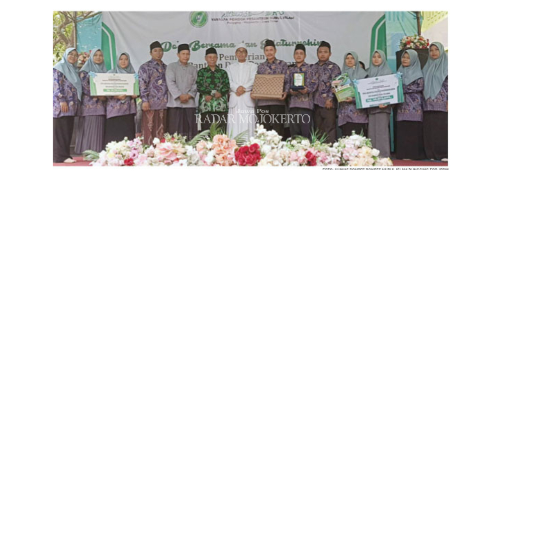 PEDULI: Pengasuh Pondok Pesantren Nurul Islam Pungging Mojokerto Dr. KH. Ahmad Siddiq, SE., MM. menyerahkan bantuan kepada Kepala MI Mambaul Ulum Terik, Kecamatan Krian, Kabupaten Sidoarjo.