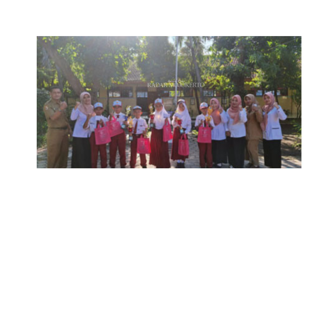 SEMANGAT: Kepala SDN Sedati 2 Ngoro Rudianto S.Pd bersama guru dan siswa peraih juara.