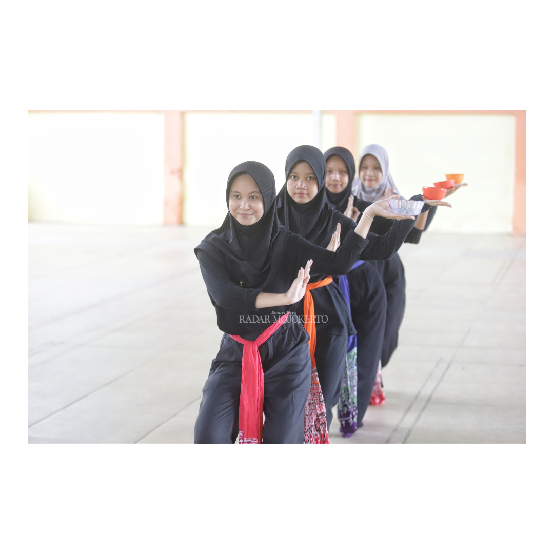 FOKUS LATIHAN: Siswa SMA Negeri 1 Sooko memantapkan latihan untuk penampilan tari tradisional di event HUT JPRM ke-23.