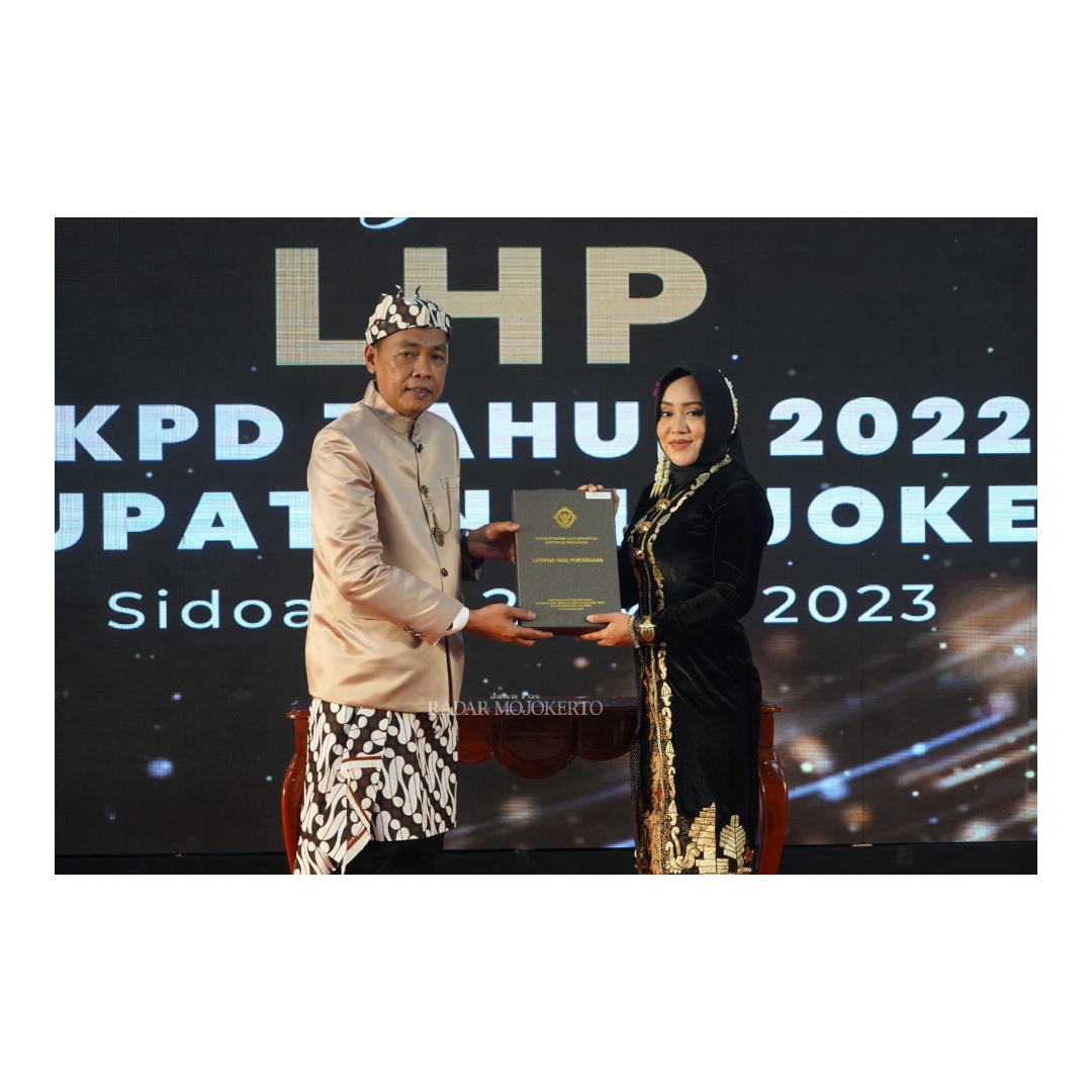 PRESTASI: Bupati Ikfina Fahmawati menerima penghargaan atas capaian Opini WTP dari BPK RI sembilan kali berturut-turut.