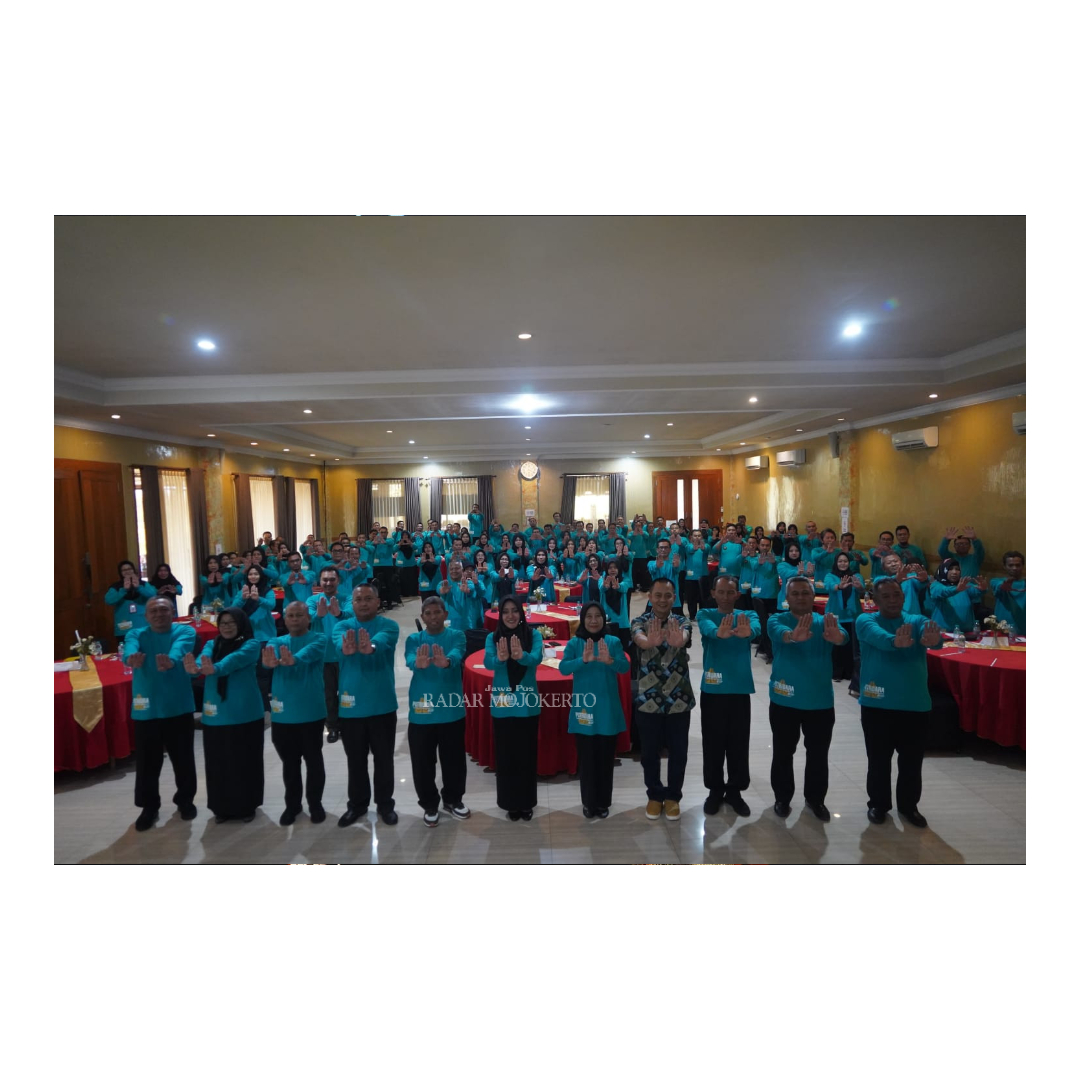 KOMITMEN: Bupati Mojokerto Ikfina Fahmawati launching aplikasi PUTRIDARA di Hotel Arayanna Trawas, Kamis 26 Oktober 2023. Ikfina bersama seluruh kepala OPD di lingkungan Pemkab Mojokerto komitmen