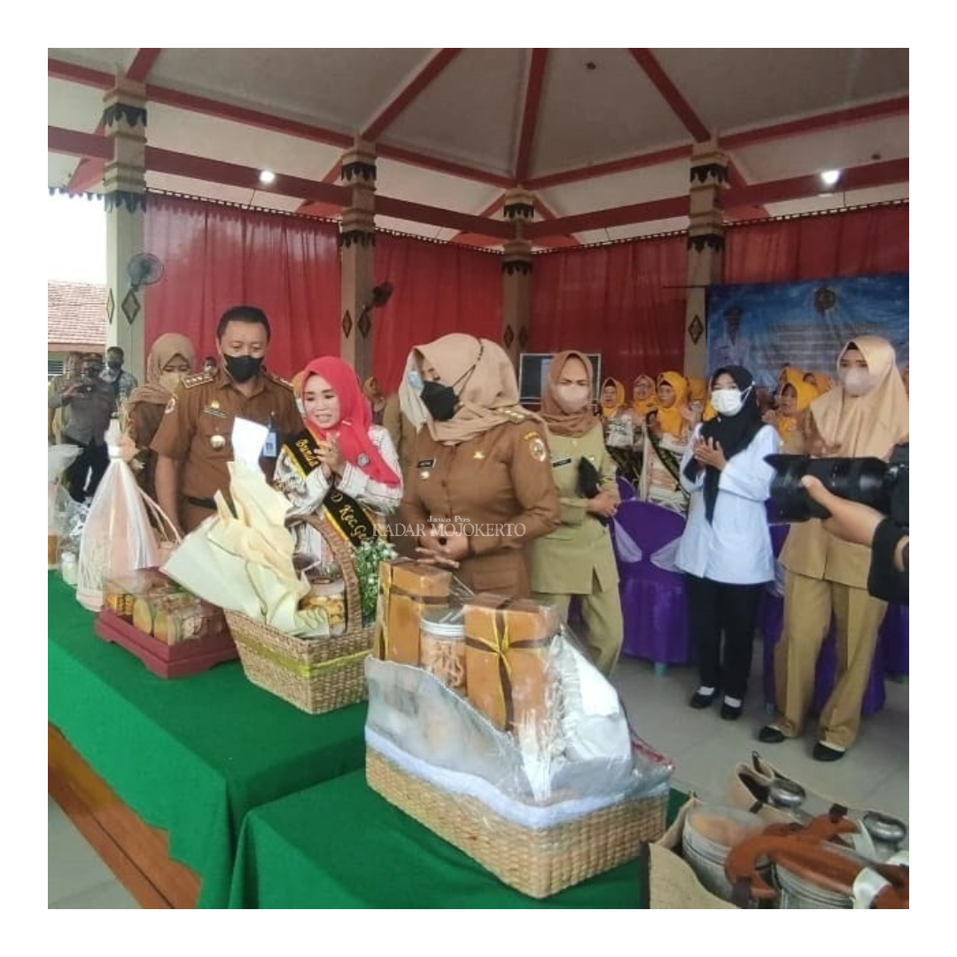 ATENSI: Bupati Mojokerto Ikfina Fahmawati ketika mengunjungi stan UMKM Kecamatan Gedeg.