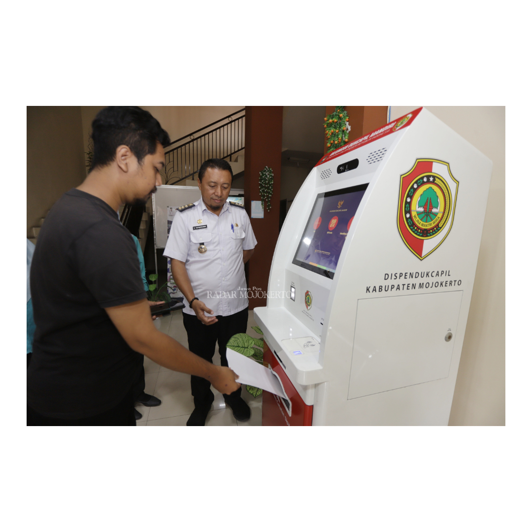 PRAKTIS: Camat Gedeg M. Taufiqurrohman menunjukkan mesin Anjungan Dukcapil Mandiri yang dapat mencetak dokumen kependudukan di tingkat kecamatan, kemarin.