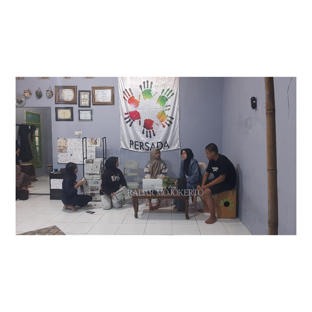 ANTUSIAS: Keseruan latihan para aktor teater dan musik pengiring di Desa Batankrajan, RT. 2, RW. 4, Kecamatan Gedeg, Kabupaten Mojokerto, Rabu (28/2/2024) malam.
