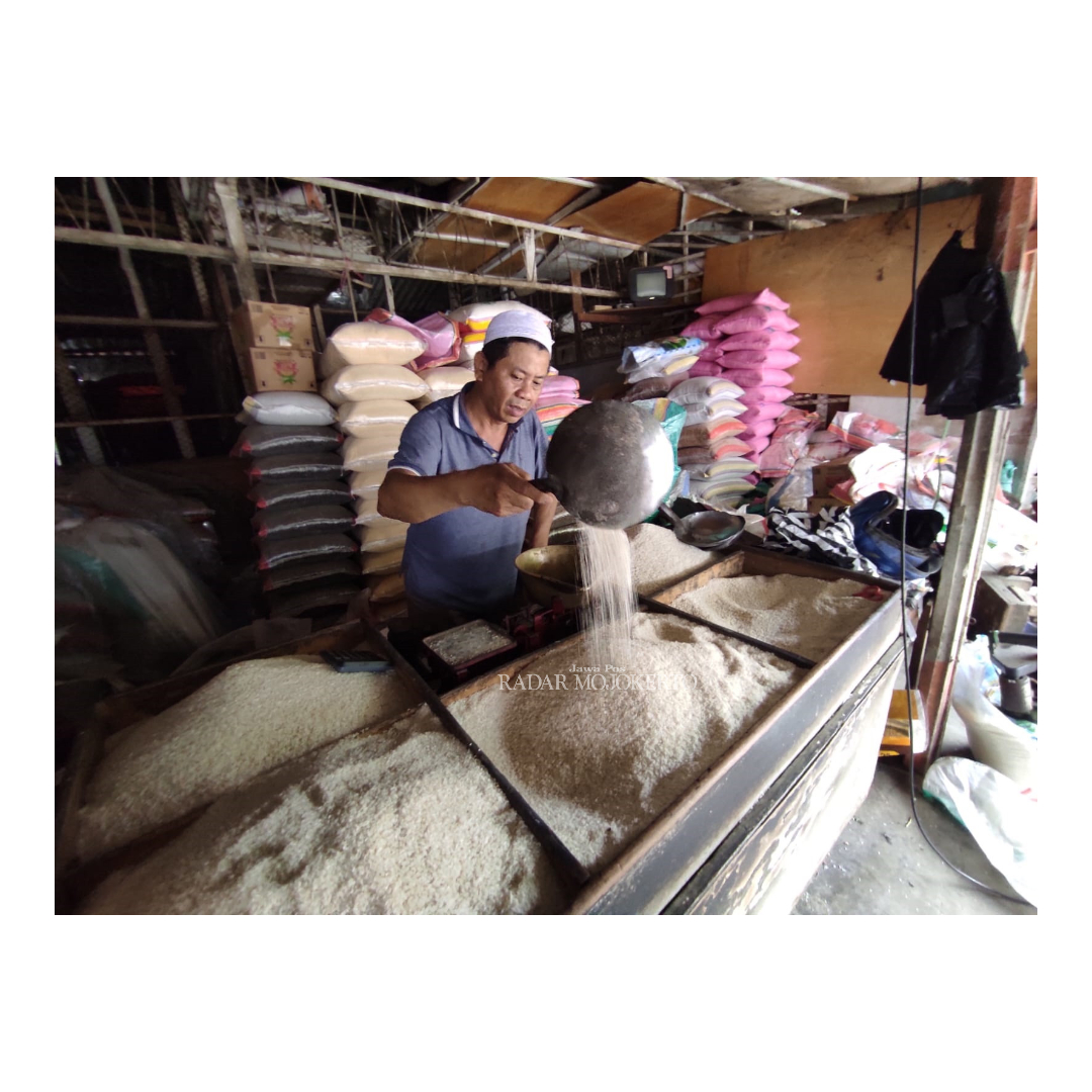 STOK: Fauzi, pedagang beras di Pasar Tanjung Anyar Kota Mojokerto mulai kembali mendapat pasokan beras dari luar daerah. Sehingga harga jual beras premium mulai turun.