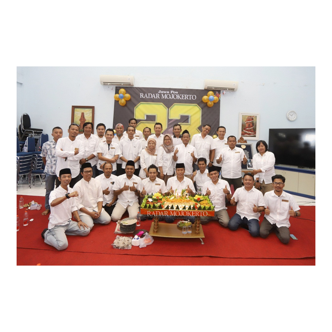 TERBAIK: Keluarga besar Jawa Pos Radar Mojokerto usai menggelar tasyakuran peringatan HUT Ke-23, Kamis (29/2).