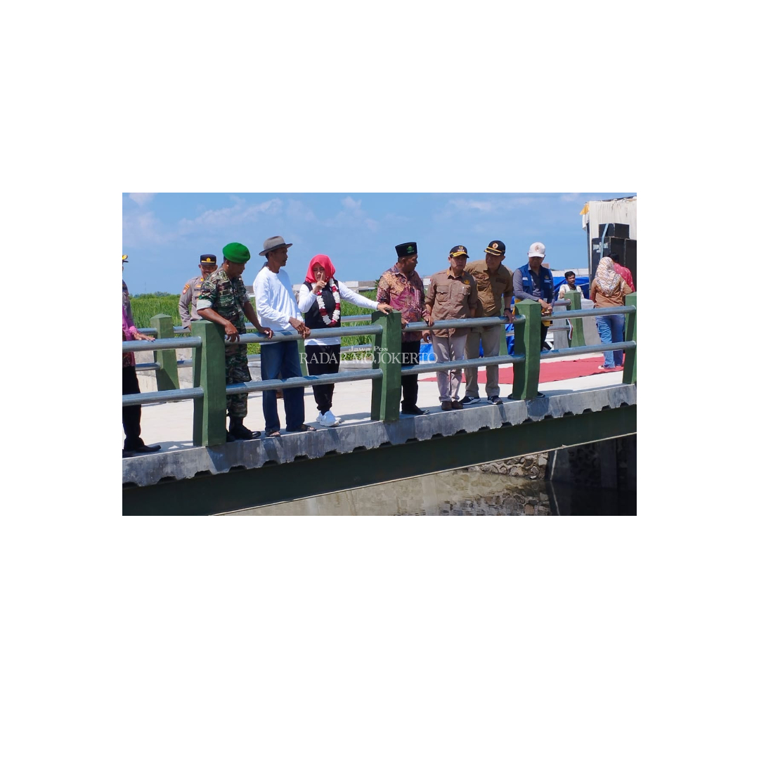 PENANGANAN: Rehabilitasi jembatan pertanian di Desa Tempuran, Kecamatan Sooko, sebagai salah satu solusi penanganan banjir diresmikan Bupati Mojokerto Ikfina Fahmawati.