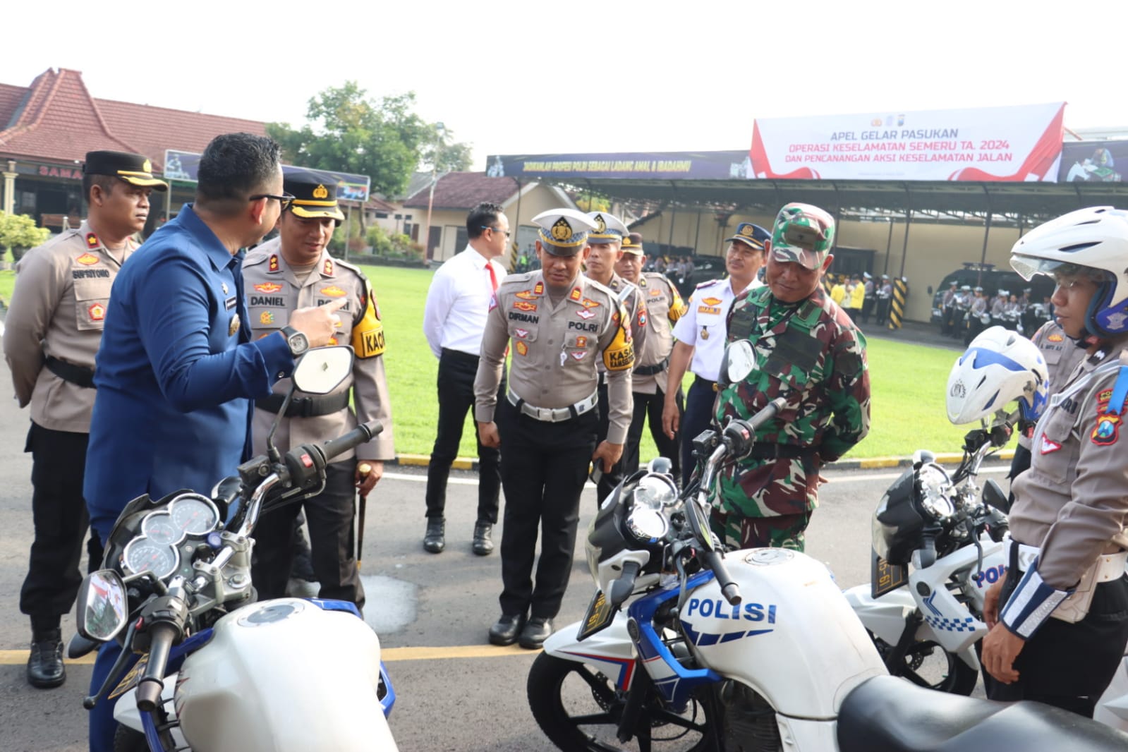 SIMBOLIS: Pj. Wali Kota Mojokerto, M. Ali Kuncoro didampingi Kapolres Mojokerto Kota, AKBP Daniel S. Marunduri menyematkan pita tanda dimulainya Operasi keselamatan 2024, Sabtu (2/3).&nbsp;