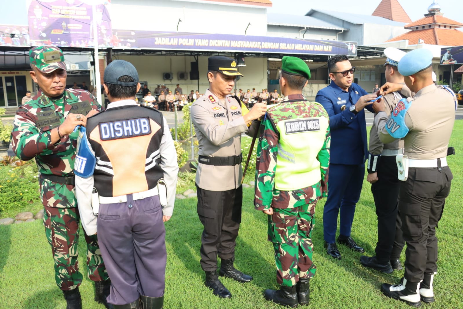 SIMBOLIS: Pj. Wali Kota Mojokerto, M. Ali Kuncoro didampingi Kapolres Mojokerto Kota, AKBP Daniel S. Marunduri menyematkan pita tanda dimulainya Operasi keselamatan 2024, Sabtu (2/3).&nbsp;