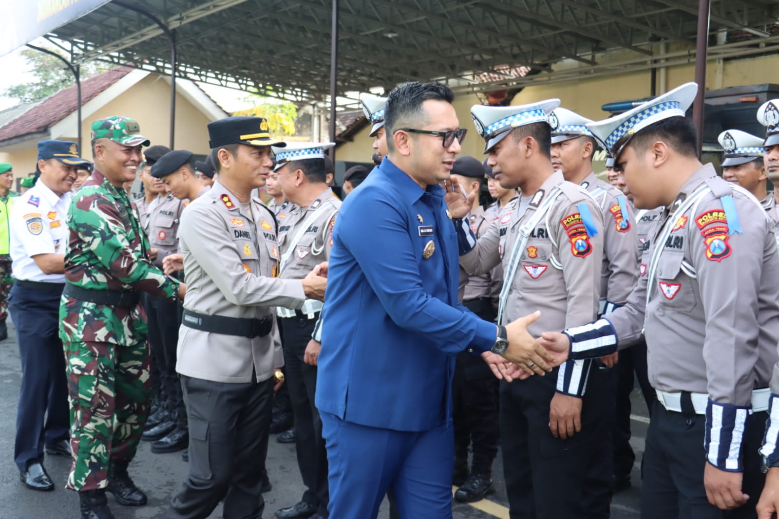 SIMBOLIS: Pj. Wali Kota Mojokerto, M. Ali Kuncoro didampingi Kapolres Mojokerto Kota, AKBP Daniel S. Marunduri menyematkan pita tanda dimulainya Operasi keselamatan 2024, Sabtu (2/3).&nbsp;