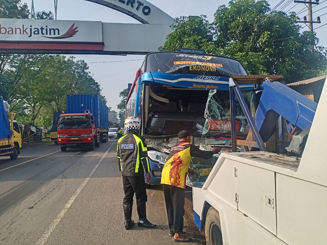 RINGSEK: Bus Sugeng Rahayu nopol W 7496 UP jurusan Solo-Surabaya ditarik mobil derek usai terlibat kecelakaan di Simpang Empat Mertex, Desa Lengkong, Kecamatan Mojoanyar, Sabtu (2/3/2024)
