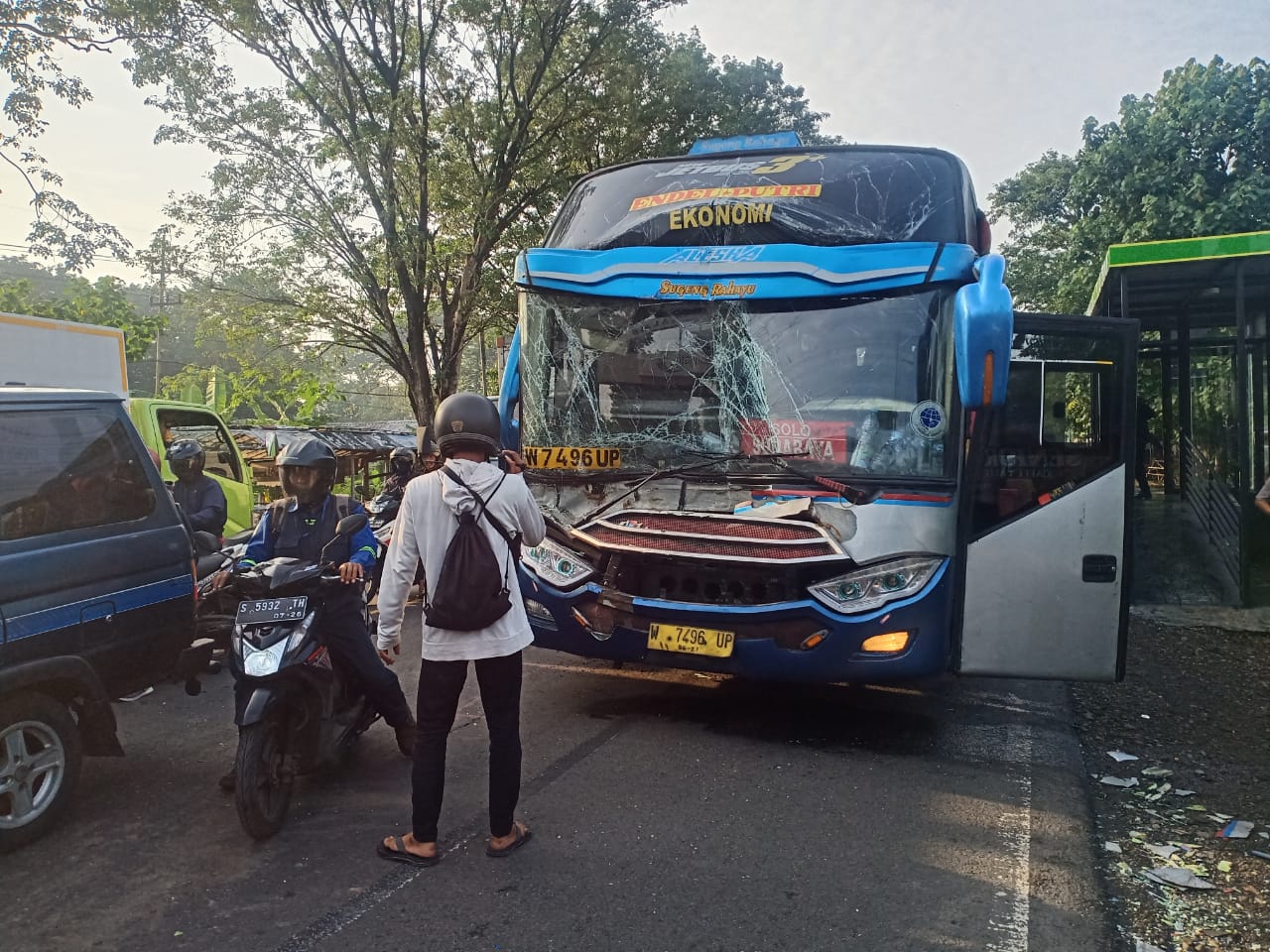 Kecelakaan beruntun melibatkan bus Sugeng Rahayu terjadi di Simpang Empat Mertex, Desa Lengkong, Kecamatan Mojoanyar, Sabtu (2/3) pagi.