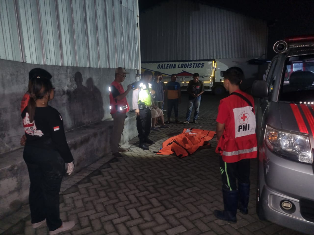 NAHAS: Budiyanto, 52, ditemukan tewas di area parkir CV Indo Sinar Surya, Dusun Tlogogede, Desa/Kecamatan Trowulan, saat mengirim air mineral, Sabtu (2/3) dini hari.