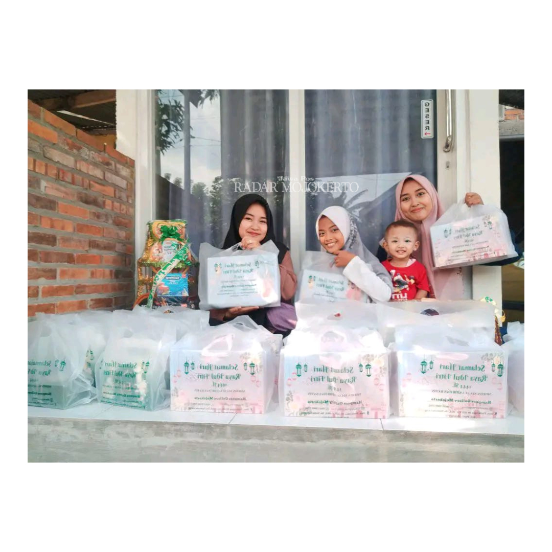 BUAH TANGAN: Usaha pembuatan hampers dan parcel di Desa Balongmojo, Kecamatan Puri, Kabupaten Mojokerto.