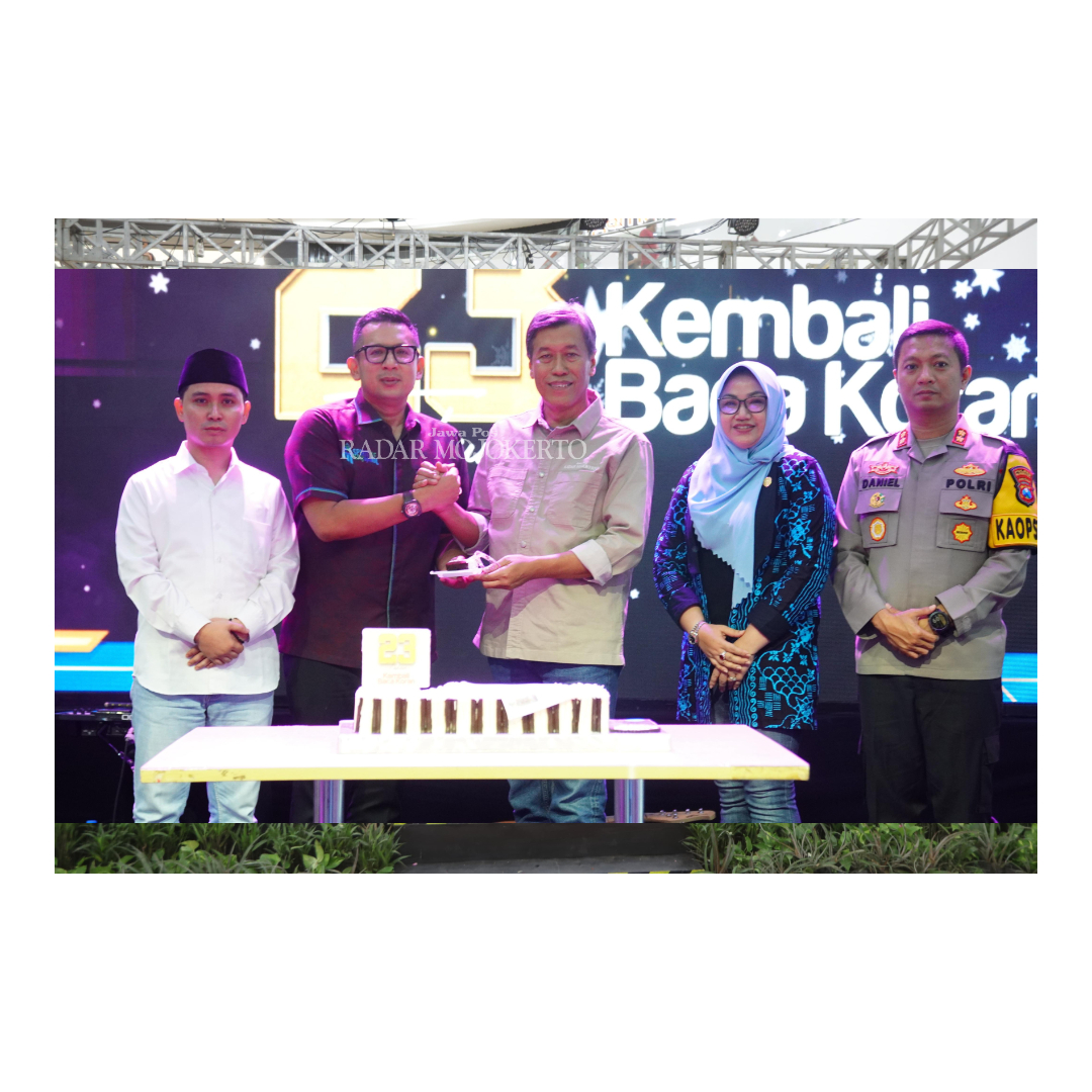 ULANG TAHUN: Direktur JPRM M. Nur Kholis memberikan potongan kue HUT ke Pj Wali Kota Mojokerto Ali Kuncoro, didampingi Wabup Muhammad Albarraa, Ketua DPRD Kabupaten Mojokerto Ayni Zuroh, dan Kapolres