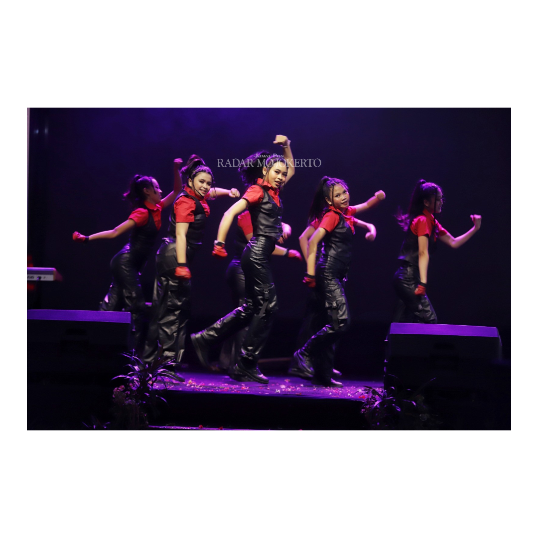 INDAH: Sejumlah siswa dari SMAN 1 Puri saat perform di puncak peringatan HUT Ke-23 Jawa Pos Radar Mojokerto, di Sunrise Mall, Jumat (1/3).