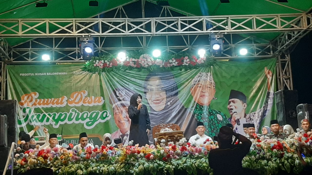 BUPATI: Acara Ruwat Desa di Desa Jampirogo dihadiri Bupati Mojokerto Ikfina Fahmawati. Tampak bupati tengah menyampaikan sambutan, Sabtu (2/3).