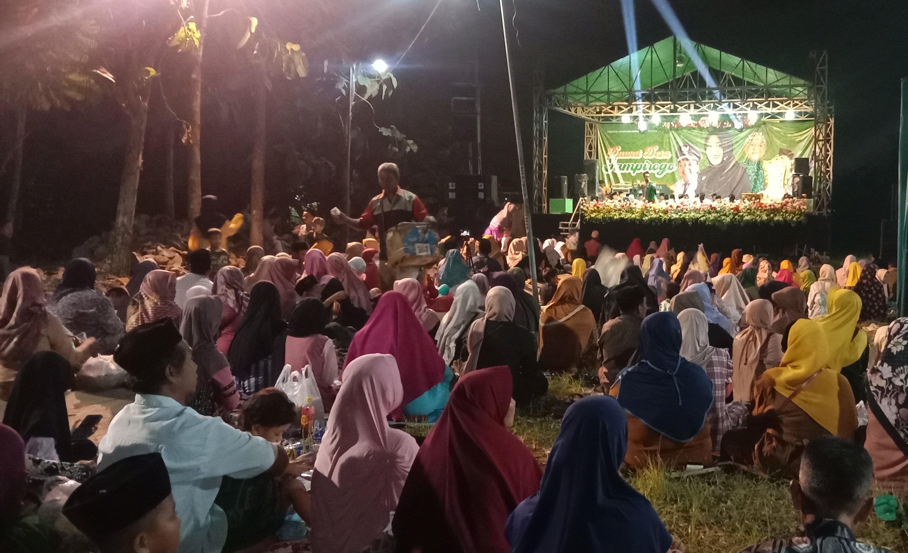 PENUH SESAK: Ribuan warga menghadiri Ruwat Desa Jampirogo, Sabtu (2/3).