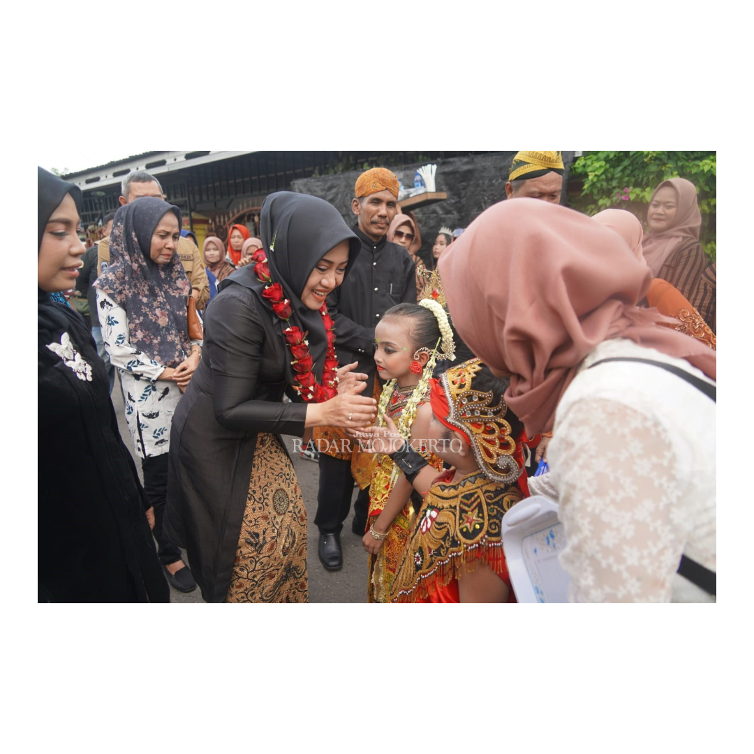 BERBUDAYA: Kepala Desa Puri Jupriadi (tengah)  bersama Bupati Mojokerto Ikfina Fahmawati menyapa masyarakat saat turut hadir dalam rangkaian ruwat desa, Sabtu (2/3).